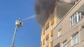 Küçükçekmece'de korku dolu anlar: Çatı katı alevlere teslim oldu