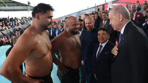 Er meydanında duygusal anlar: Cumhurbaşkanı Erdoğan küçük pehlivanla yakından ilgilendi