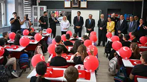 Uşak'ta 63 bin öğrenci için heyecanlı bekleyiş sona erdi: İlk ders zili çaldı