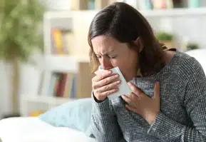 İnatçı öksürüğü hafife almayın: Sebebi akciğer değil reflü de olabilirSonbahar aylarıyla birlikte artış gösteren ve haftalarca sürebilen inatçı öksürük şikayetlerinin yalnızca soğuk algınlığı veya akciğer hastalıklarıyla ilişkilendirilmemesi gerektiği bildirildi.