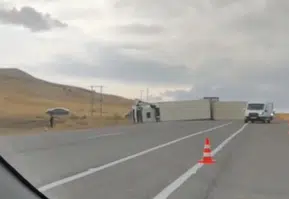 Van-Erciş yolunda korkutan kaza: Tır devrildi