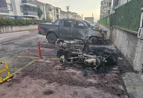 Sokak ortasında korku dolu anlar: Bir motosikletten başlayan yangın üç aracı yuttu
