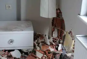 Pendik'te dehşet anları: Freni boşalan hafriyat kamyonu binanın içine daldı