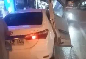 Mersin'deki kazada şaşkına çeviren görüntü: Minibüsün kapısı otomobile saplandı