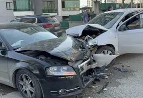 Samsun'da dehşet anları kamerada: Kavşakta çarpışan araçlarda 3 kişi yaralandı