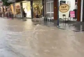 Çeşme'de aniden bastıran yağış hayatı felç etti