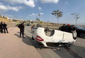 Şırnak'ta virajı alamayan otomobil hurdaya döndü: Üç kişi ölümden döndü