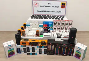 Kastamonu'da kaçakçılık operasyonu: İş yerleri ve araçtan teknoloji deposu çıktı
