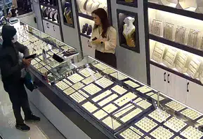 Kuyumcuda korku dolu anlar: Soyguncunun silahı oyuncak çıktı
