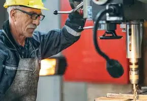 Emekli maaşı yetmedi, çarklar arasında can pazarı: 72 yaşlı işçi hayatını kaybetti