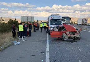 Sivas-Kayseri yolunda dehşet anları: Otomobil TIR'a çarptı, 6 kişi hastanelik oldu