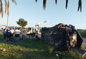 Manavgat'ta dehşet anları: Tur midibüsü refüje devrildi, 15 kişi yaralandı