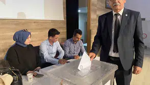 Alaşehir siyasetinde yeni dönem: İlk başkan emekli eğitimci Mehmet Kayacık oldu
