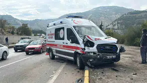 Yola dökülen yağ faciaya davetiye çıkardı: Ambulansın karıştığı zincirleme kazada 7 yaralı