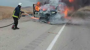 Seyir halindeki aracın motorundan yükselen dumanlar kabusa dönüştü