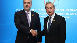 Bakü'deki kritik zirvede dikkat çeken buluşma: Fidan ve Wang Yi masaya oturdu