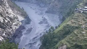 Manaslu'da dehşet anları: Yüzlerce dağcı sel sularının arasında mahsur kaldı