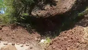 Osmaniye'de dağdan kopan kaya parçaları yolu kapattı