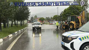 Kütahya’da aniden bastıran sağanak şehri kilitledi