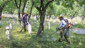 Denizli bayram ziyaretleri için mezarlıkları yeniliyor