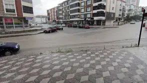 Ankara'da ani bastıran sağanak ve dolu hayatı felç etti
