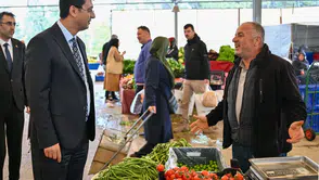 Uşak Valisi pazarda esnafın derdini dinledi