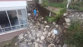 Amasya'da apartman duvarı saniyeler içinde çöktü