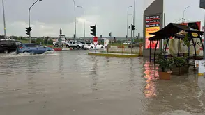 Uşak’ta akşam sağanağı trafiği kilitledi