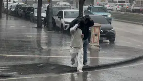 Gaziantep sokaklarında aniden bastıran sağanak günlük hayatı felç etti