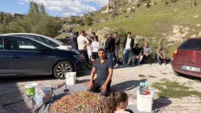 Güzelyurt mezarlıklarında şekerli gelenek bu bayramda da yaşatıldı