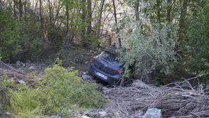 Gümüşhane yolunda 70 metre sürüklenen otomobilden sağ çıktılar