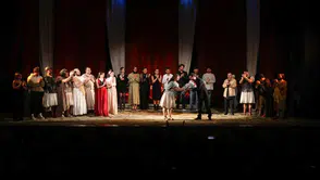 Atatürk Üniversitesinde tiyatro sezonu alkışlarla kapandı
