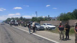 Kilis kara yolunda iki araç çarpıştı 9 kişi yaralandı