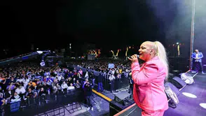 Kibariye Manisa konserinde hemşehrileriyle buluştu