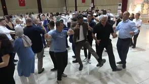 Osmaniye'deki düğünde Afrikalı misafirler halay başında
