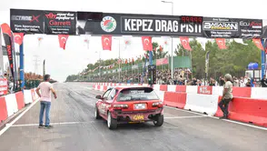 Kepez’de lastik yakan drag tutkunları piste çıktı