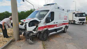 Bitlis’te kavşak kazası Ambulans ve otomobil çarpıştı