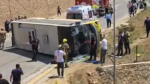 İnegöl'de otobüs dehşeti Çocuğu kurtarmak isterken devrildi
