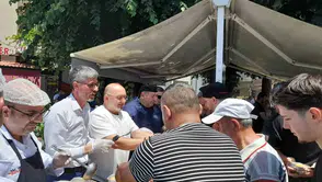 Düzce’de cuma namazı çıkışı aşure bereketi
