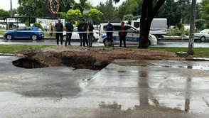 Ankara'da şiddetli sağanak caddeyi ortadan ikiye böldü