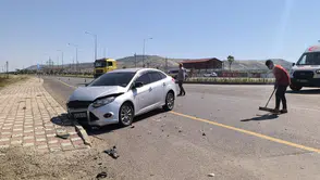 Gercüş çevre yolundaki kavşakta iki araç birbirine girdi