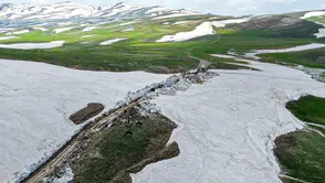 Van yaylalarında yaz ortası kar mesaisi