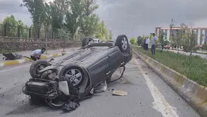 Patnos’ta kontrolden çıkan otomobil refüje çarpıp takla attı