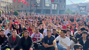 Keçiörenliler milli maç için sabahın ilk ışıklarıyla meydanda buluştu