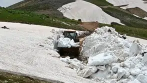 Bitlis yaylalarında yaz ortası kar mesaisi