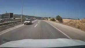 Çanakkale yolunda trafiği birbirine katan sürücü kamerada