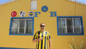 Sivaslı taraftar evini sarı laciverte boyadı mahalleli şaşkın