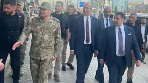Kara Kuvvetleri Komutanı Yüksekova sokaklarına indi