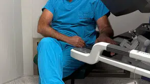 Türk cerrah dünya tıp devlerinin önünde ameliyat masasına yatıyor
