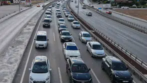 Kilit kavşakta tatil trafiği kazayla kilitlendi